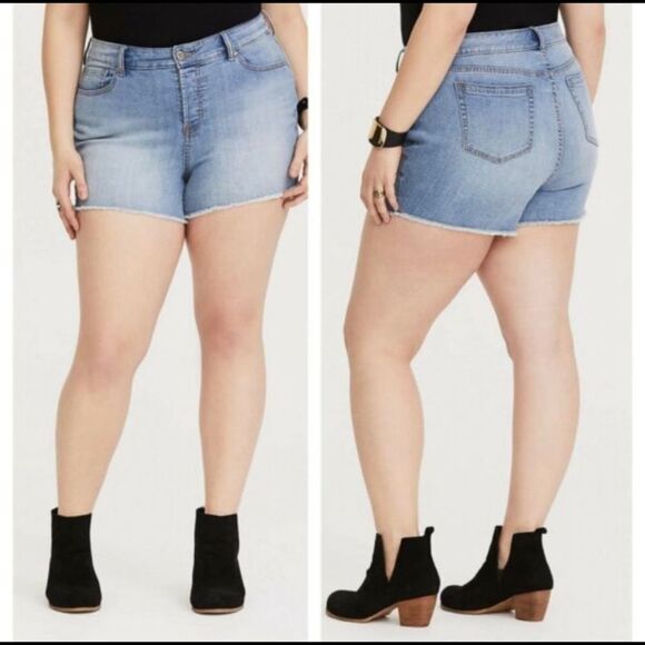 TORRID SKINNY SHORTS‎ - medium WASH WITH RIPPED DESTRUCTION AND FRAYED HEM - Picture 7 of 7